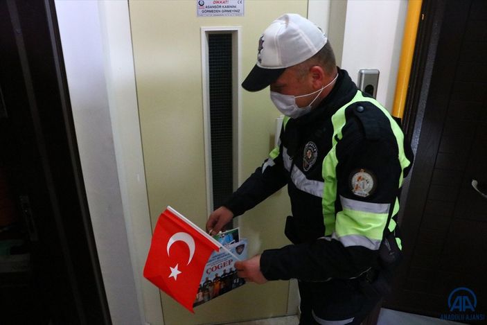Tekirdağ'da, karantinada olan çocuğun doğum gününü polisler kutladı