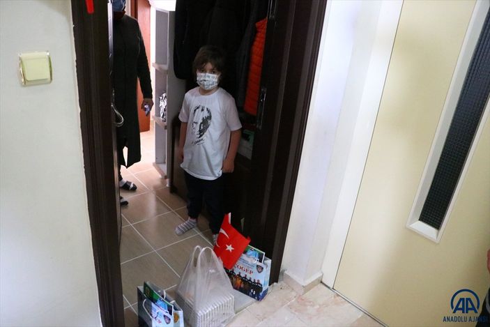 Tekirdağ'da, karantinada olan çocuğun doğum gününü polisler kutladı
