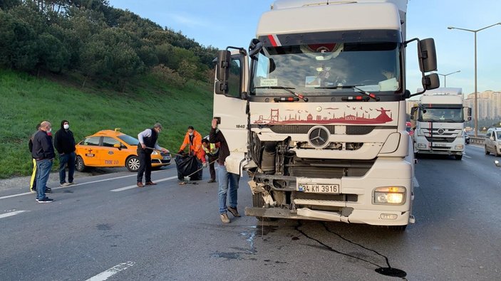 Gaziosmanpaşa’da su yüklü tırın çarptığı taksici ağır yaralandı