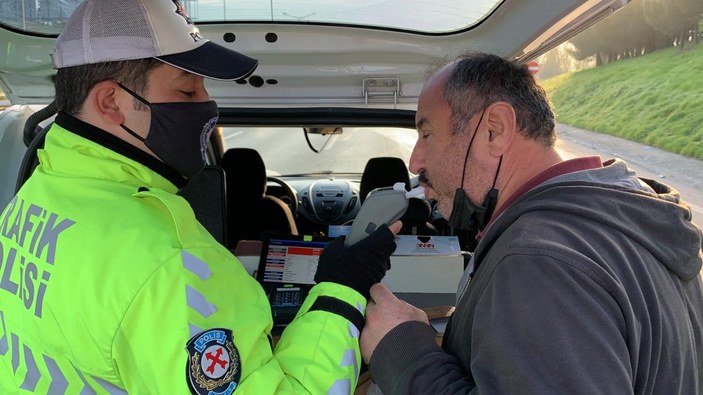 Gaziosmanpaşa’da su yüklü tırın çarptığı taksici ağır yaralandı