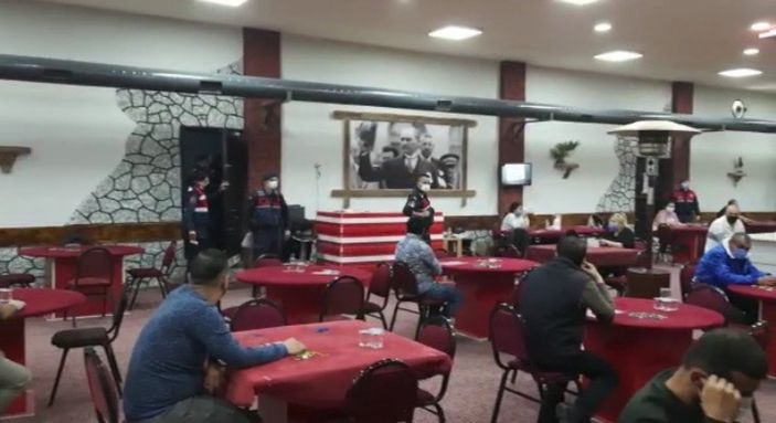 i İzmir'de kumar oynamak için çadır kurdular