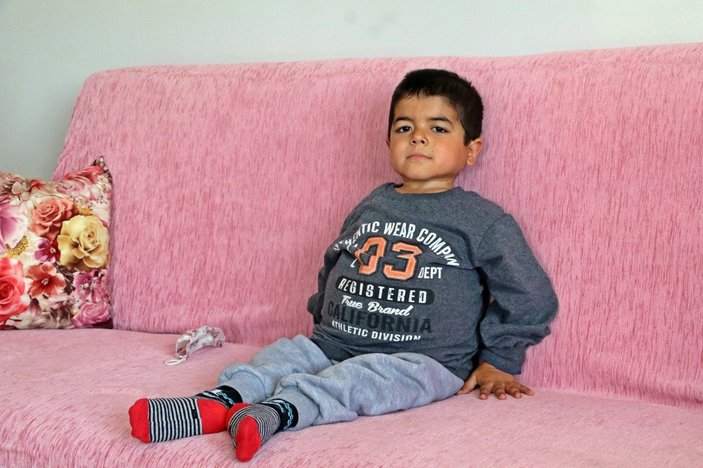 Antalya'da raşitizm hastası 14 yaşındaki Harun'un bedeni 4 yaşında