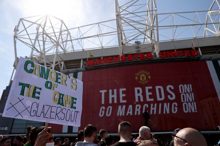 Manchester United taraftarı Avrupa Süper Ligi'ni protesto etti