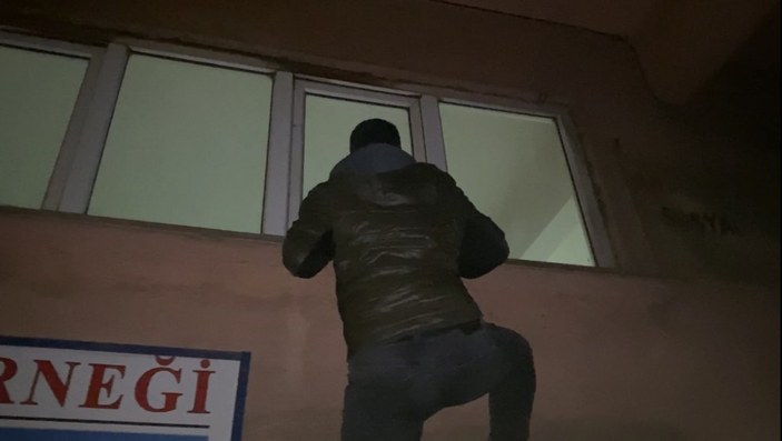 Beyoğlu polisinden kıraathaneye baskın
