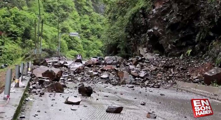 Çin'de dağdan yuvarlanan kayalar aracın üzerine düştü