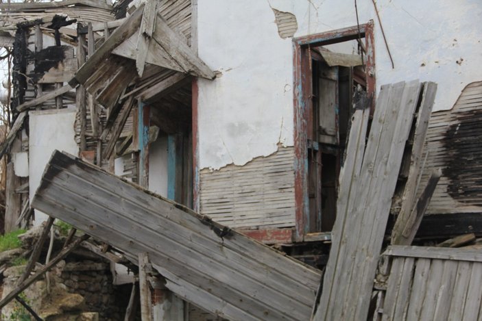 Sinop’ta enkaz halindeki ev mahalle sakinlerini tedirgin ediyor
