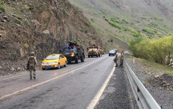 Hakkari-Van yolunda askeri araç devrildi: 3 asker yaralı