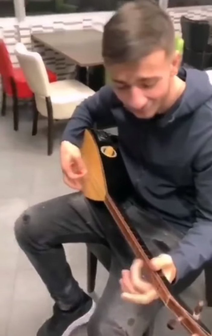 Halil Dervişoğlu'nun bağlama performansı