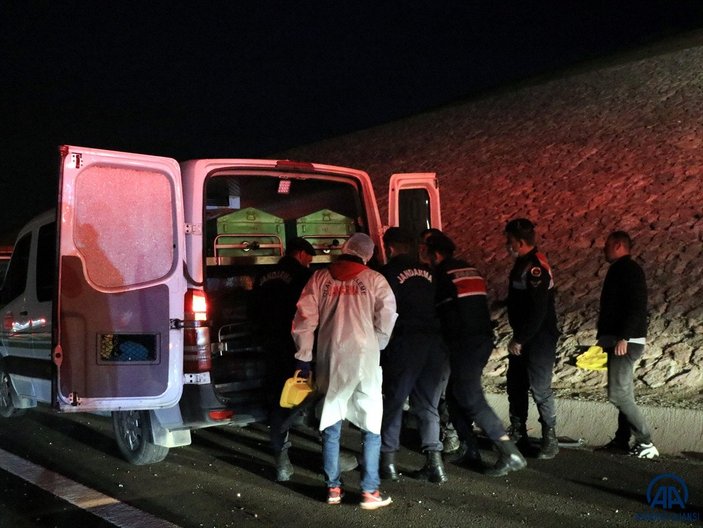 Kuzey Marmara Otoyolu'nda konsolosluğa ait otomobil tabela direğine çarptı