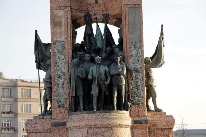 Taksim Anıtı'ndaki eksiklik iki yıl sonra fark edildi