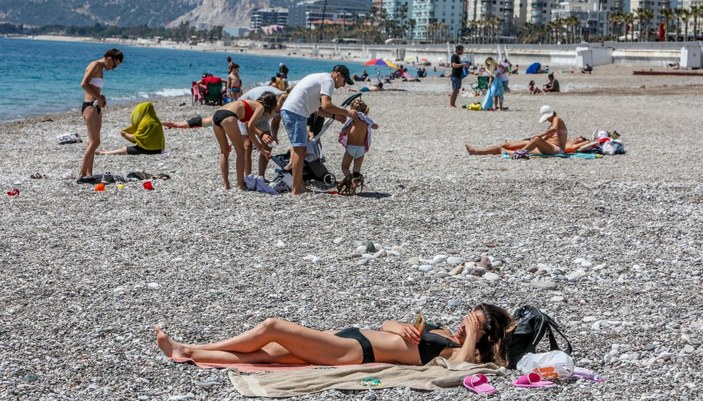 Antalya'da Konyaaltı sahili doldu