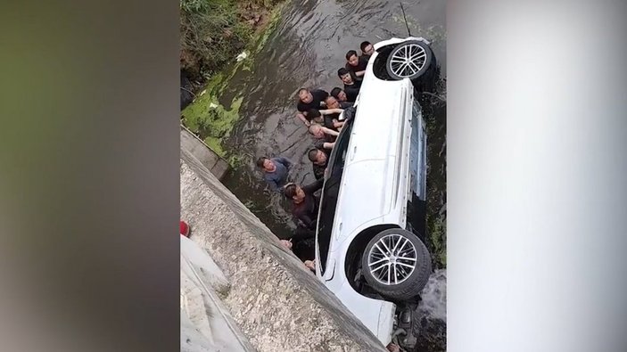 Çin’de dereye düşen otomobil içerisindeki yolcular kurtarıldı