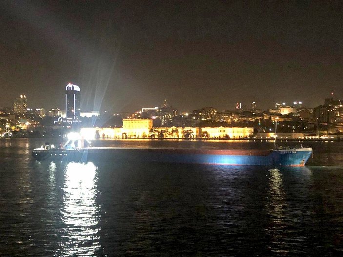 Yük gemisi İstanbul Boğazı'nda makine arızası yaptı