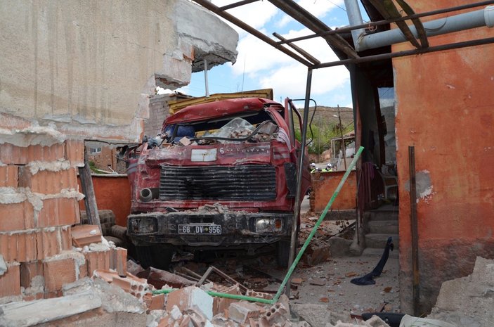 Aksaray'da manevra yapan kamyonun freni boşaldı