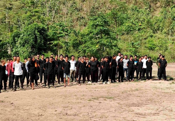 Myanmarlı protestocular, darbeci orduya karşı eğitim yapıyor