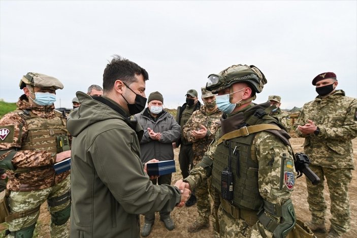 Ukrayna Devlet Başkanı Zelenskiy'den cephe hattına ziyaret