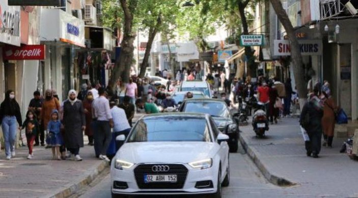 Adıyamanlılar caddeleri 'alışveriş' için doldurdu