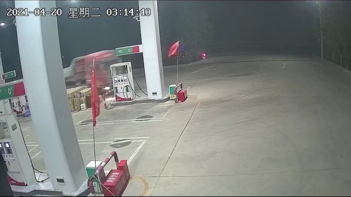 Çin'de tır sürücüsü benzin istasyonuna çarptı