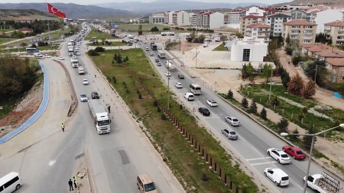 Tam kapanma öncesi 43 ilin geçiş güzergahında araç yoğunluğu