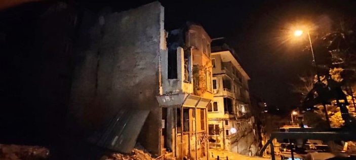 İstanbul'da kullanılmayan iki katlı binada çökme meydana geldi