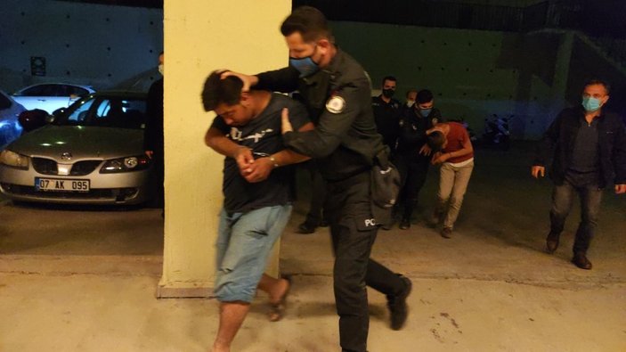 Antalya'da alkollü sürücü polise çarpıp, kaçtı