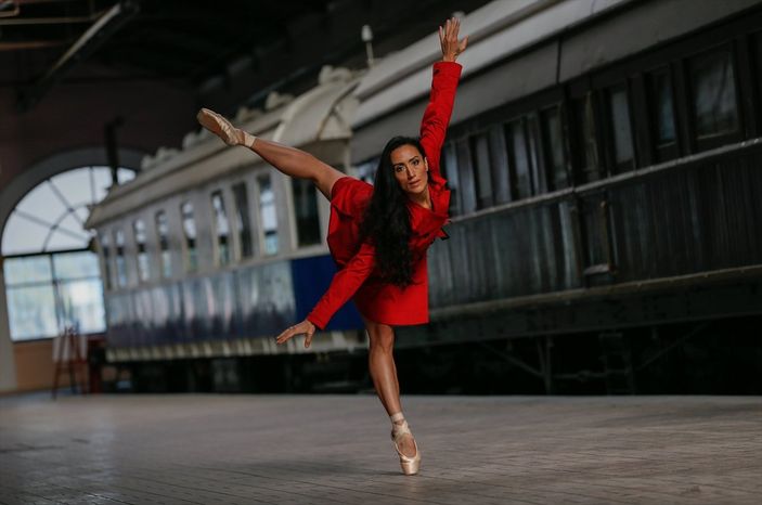 a İzmir'de dansçılar, meydanlarda dans etti