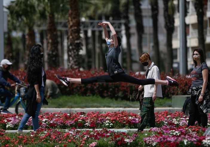 a İzmir'de dansçılar, meydanlarda dans etti