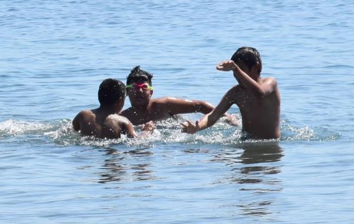 Marmaris'te vatandaşlar denizin keyfini çıkardı