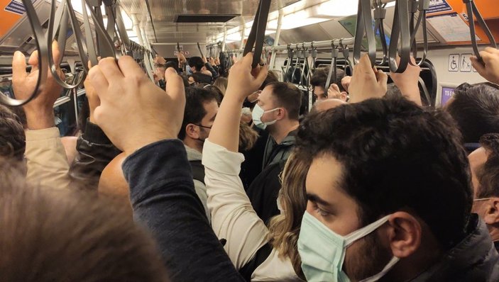 İstanbul’da metro seferleri aksadı, sosyal mesafe kalmadı