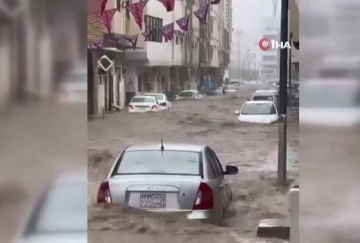 Suudi Arabistan'da sağanak yağışlar sele neden oldu