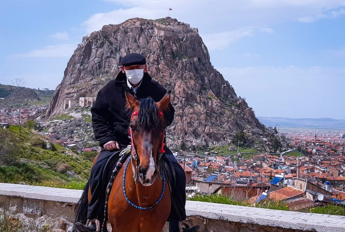 Afyonkarahisar'da kapanma öncesi atıyla şehir turuna çıktı