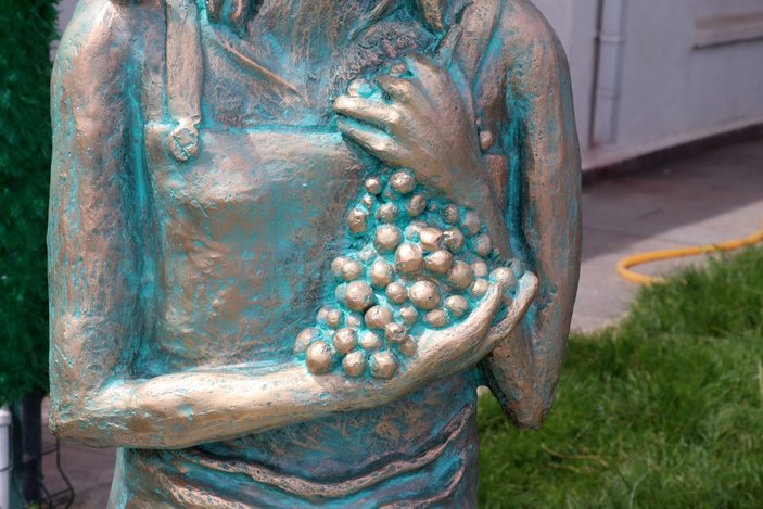 Bozcaada'ya bağda çalışan üzüm temalı kız heykeli