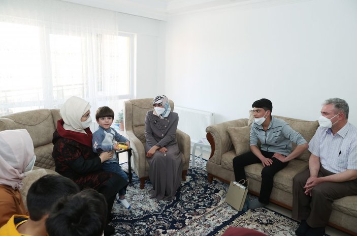 Emine Erdoğan'dan, Suriyeli aileye ziyaret