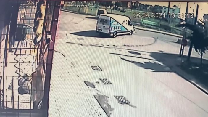 Arnavutköy'de minibüsle kamyonet kavşakta çarpıştı