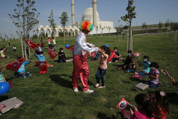 Mehmetçik, Suriyeli çocukların yüzünü güldürdü