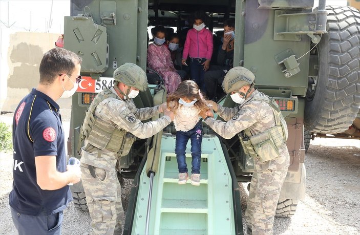 Mehmetçik, Suriyeli çocukların yüzünü güldürdü