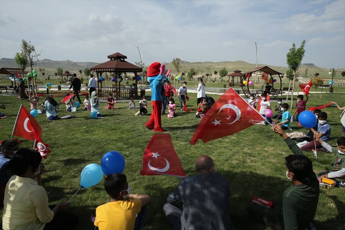 Mehmetçik, Suriyeli çocukların yüzünü güldürdü