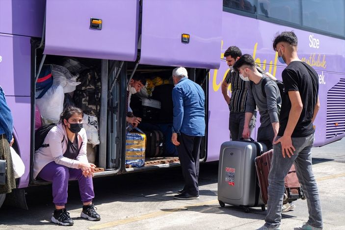 a İstanbul'da otogarlarda 'tam kapanma' yoğunluğu