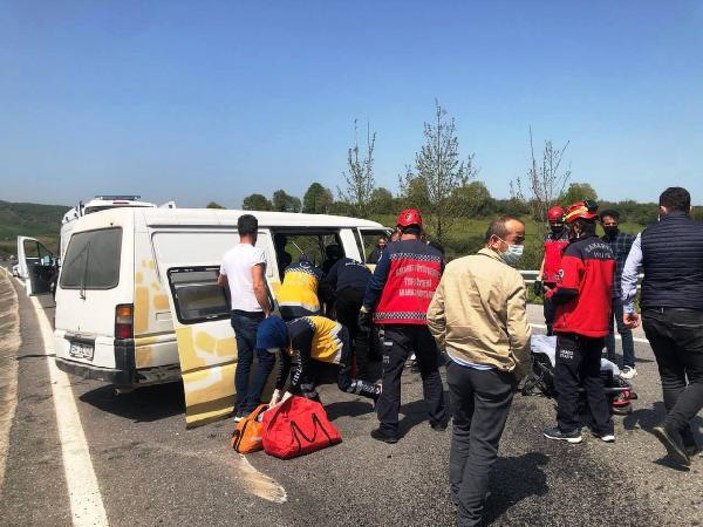 Sakarya'da minibüs bariyerlere çarptı