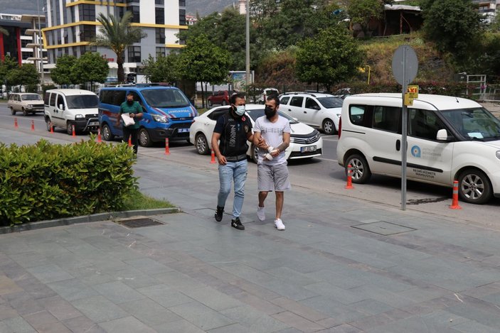 Antalya’da araçta uyuşturucu satan şahıs yakalandı