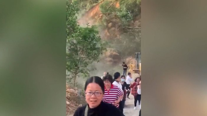 Çin’de turist kafilesi heyelandan saniyeler ile kurtuldu
