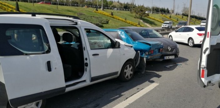 TEM’de 4 araç birbirine girdi: 2 yaralı