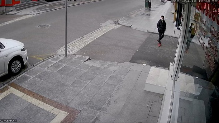 Kocaeli'de 17 yaşındaki saldırganın ateş açtığı anlar kamerada