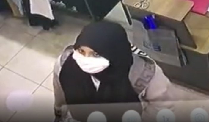 Sultangazi'de hırsızlık yapan kadının yakalanma anı