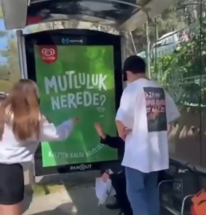 İstanbul'da otobüs durağında kıyafet tartışması: Böyle giyinemezsin