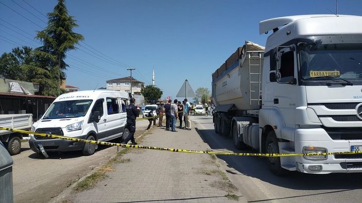 i Samsun’da kaza yapan araç kaldırımda yürüyen çifte çarptı