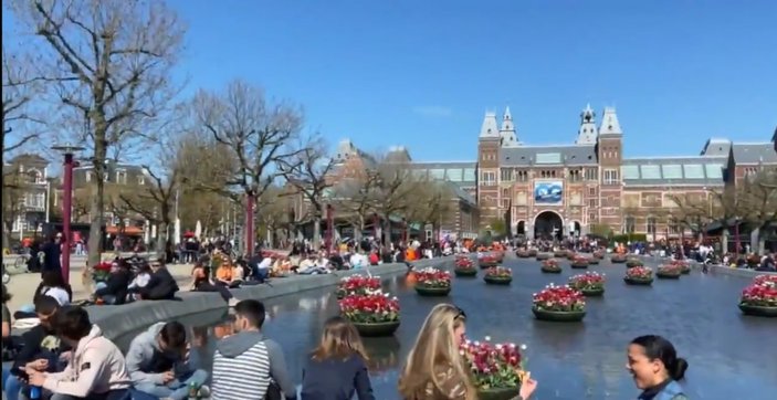 Hollanda’da maskesiz ve mesafesiz kutlama
