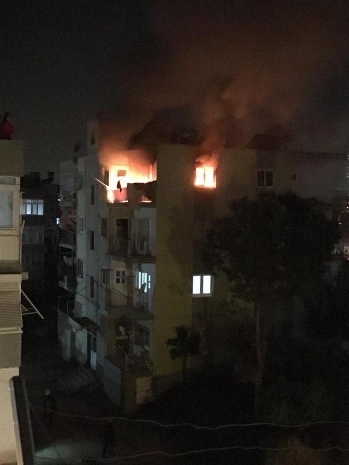 Mersin'de apartman yangını mahalleliyi korkuttu