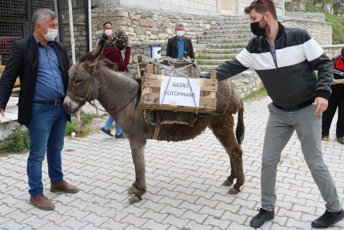 Denizli'de 'eşekli kütüphane' herkesi kitapla buluşturuyor