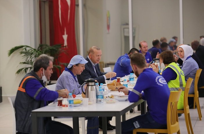 Cumhurbaşkanı Erdoğan, Tuzla'da işçilerle iftar yaptı